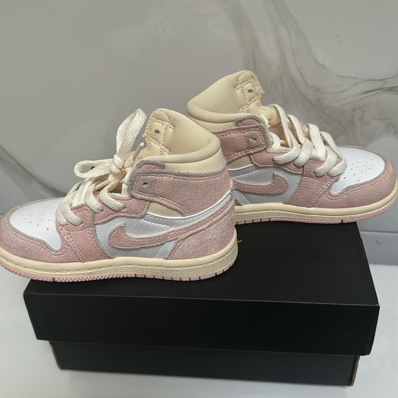 Jordon 1 Retro High OG - Picture 1 of 2